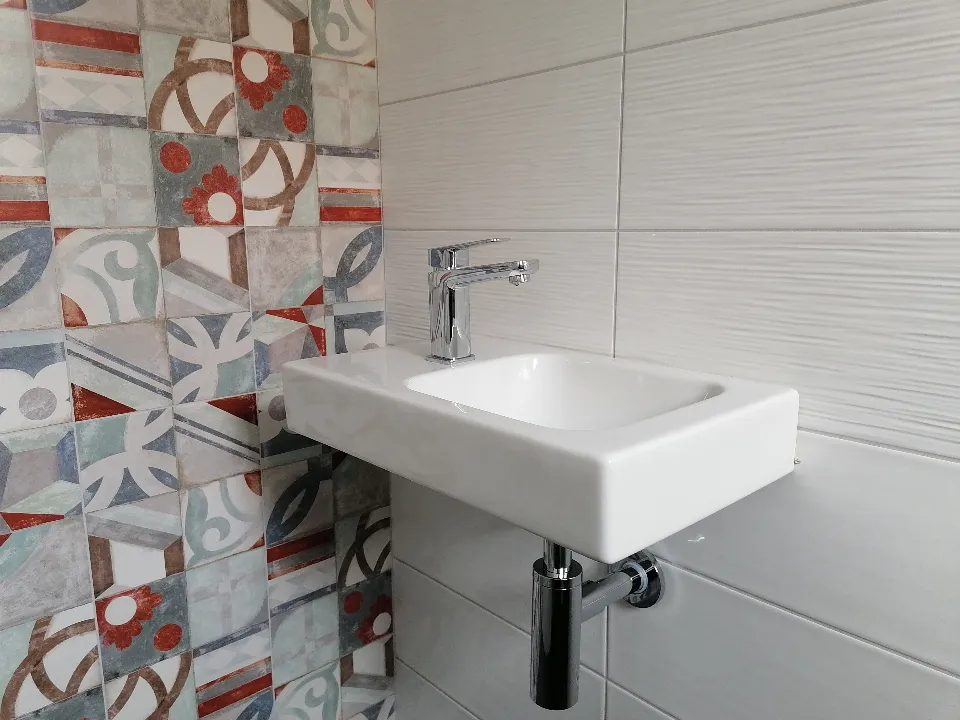 Waschbecken und Armaturen